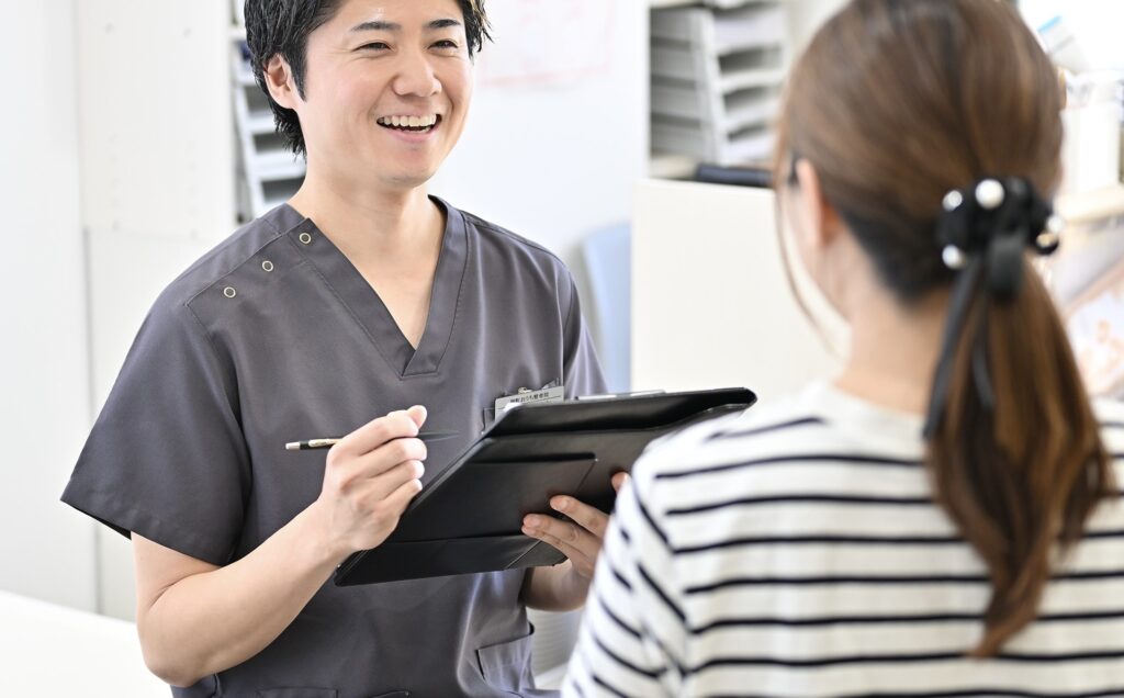 alt="豊中市の岡町おうち整骨院でのカウンセリング風景。国家資格保持者が親身にお悩みを伺い、原因を特定します"